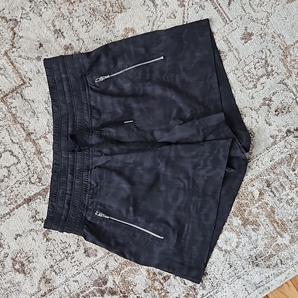 Athleta High-Waist Camden Printed Shorts 4 - Picture 2 of 4